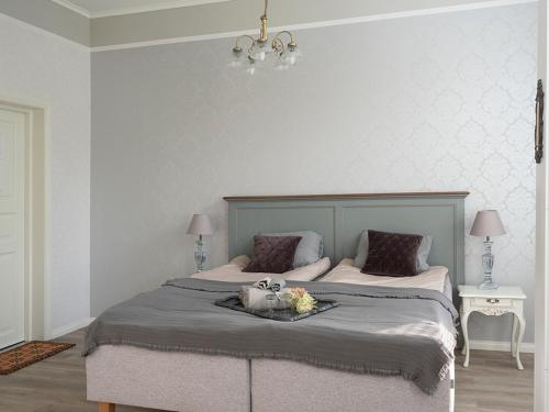 汉科B&B Villa Aurora的一间卧室配有一张带鲜花的大床
