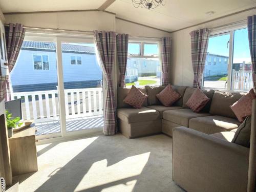 兰卡斯特37 Bay View Oceans Edge by Waterside Holiday Lodges的带沙发的客厅和阳台
