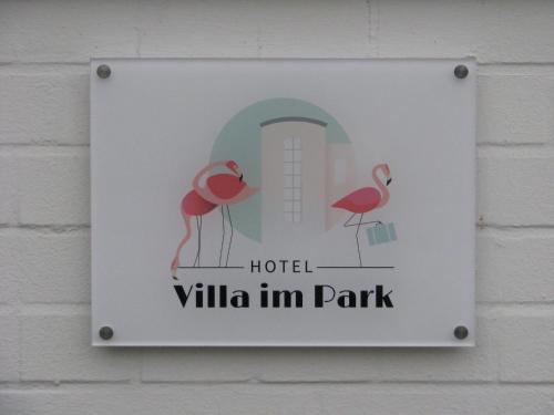 杜塞尔多夫Hotel Villa im Park的酒店别墅的标志 公园公寓