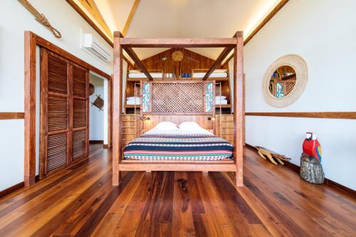 克雷西拉沙佩勒Parrot World - Les Lodges的铺有木地板的客房内设有一间卧室和一张床。