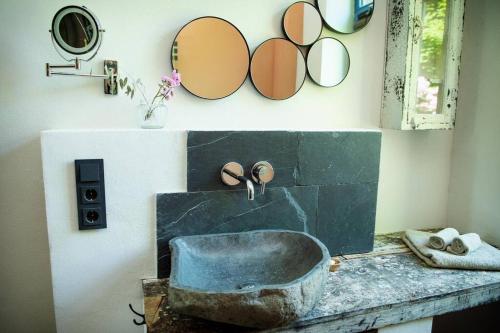 MenslageHeuerhaus 1898的浴室设有石制水槽和墙上的镜子
