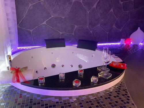 卡塔尼亚TH LUXURY fly的客房内的浴缸配有酒杯