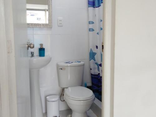 利马Hospedaje de Lidia的白色的浴室设有卫生间和水槽。
