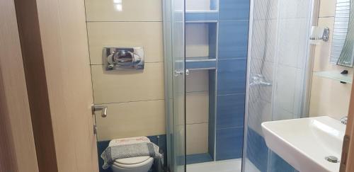 欧申尼斯酒店的一间浴室