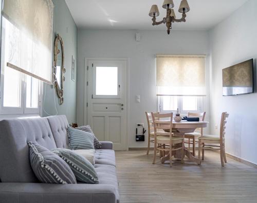 瓦里Ostraco Syros的客厅配有沙发和桌子