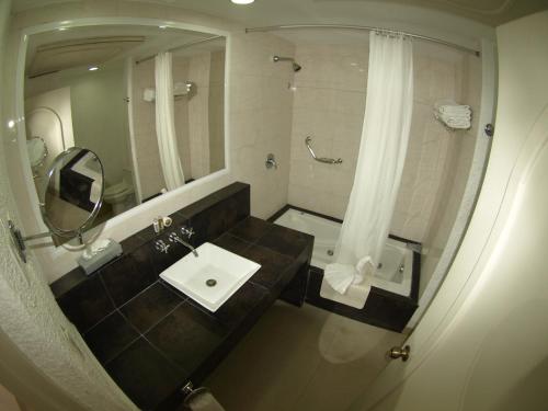 曼萨尼约Sierra Mar All Inclusive at Tesoro Manzanillo的一间带水槽和淋浴的浴室
