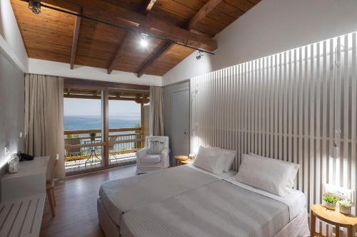 圣帕拉斯凯维中庭酒店的一间卧室配有一张床,享有海景