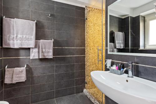 黄金酒店的一间浴室