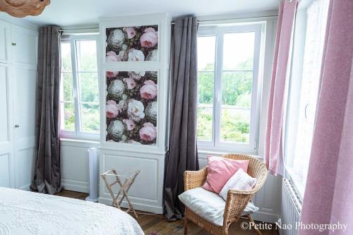 阿布维尔双桥花园酒店的一间卧室配有一张床、一把椅子和窗户。