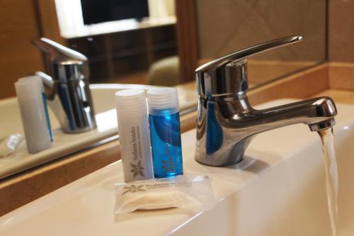 罗萨里奥索兰斯里维埃拉酒店的牙刷和牙膏上的水槽