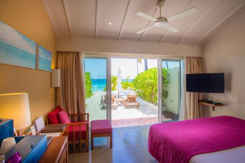 北马累环礁马尔代夫盛泰乐拉富士岛的一间卧室配有一张床,享有海景