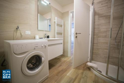 福尔加里亚Trentino Apartments - Casa Marzari的一间带洗衣机和淋浴的浴室
