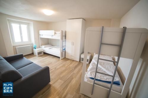 福尔加里亚Trentino Apartments - Casa Marzari的客厅配有两张双层床和一张沙发