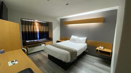 Microtel Inn & Suites by Wyndham Ardmore客房内的一张或多张床位