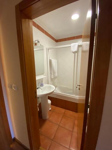 蒙塔莱格里Casa Santa Catarina的浴室配有盥洗盆、卫生间和浴缸。