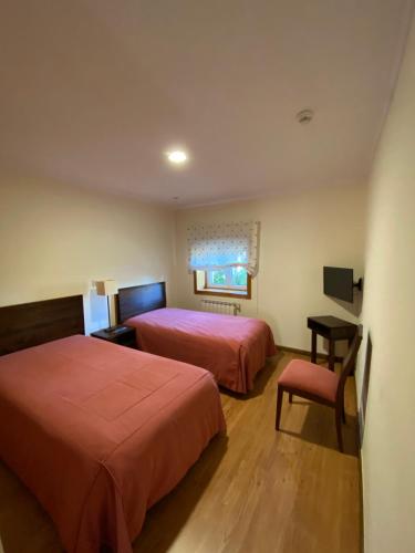 蒙塔莱格里Casa Santa Catarina的酒店客房,配有两张床和椅子