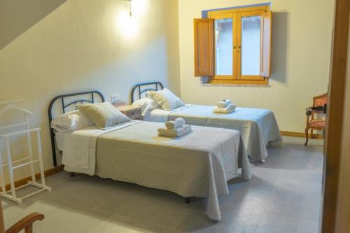 La Mata de los OlmosCasa Rural Bonal的客房设有两张床和窗户。