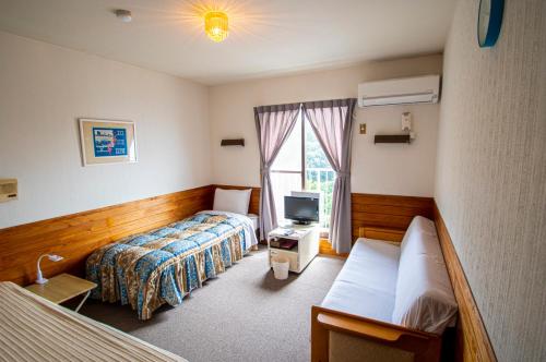 濑户内市库罗氏玛如旅馆的酒店客房设有两张床和电视。