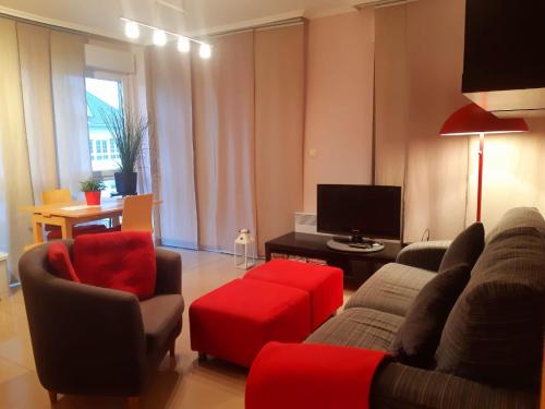 埃斯帕桑特港Espasante - Galicia的带沙发和红色凳子的客厅