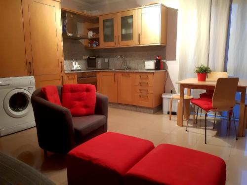 埃斯帕桑特港Espasante - Galicia的客厅配有红色椅子和桌子