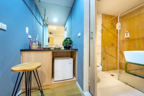曼谷Tori Prestige Bangkok Hotel的一间带水槽和卫生间的浴室