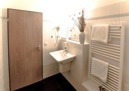 基尔弗拉米斯彻酒店的白色的浴室设有水槽和镜子