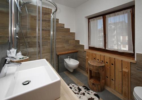 萨奥兹-杜尔克斯阿希耶塔酒店的一间带水槽、淋浴和卫生间的浴室