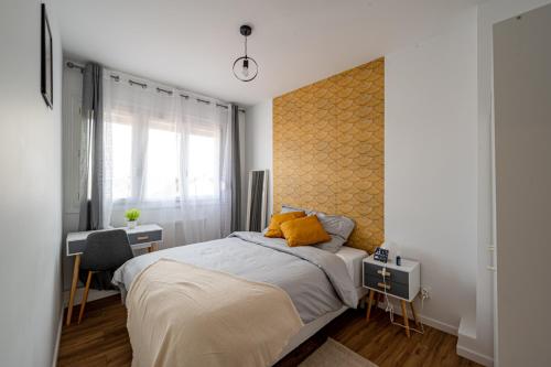德朗西Le Grand Drancy - 3 chambres - tout équipé的一间卧室配有一张黄色床头板的床