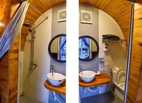 萨帕图博特尔沙巴旅馆的浴室设有2个水槽和2个镜子