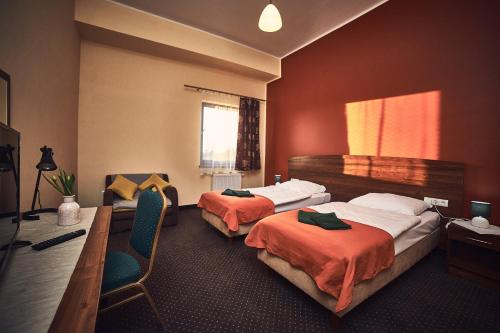 蒂黑Hotel AB的酒店客房,配有两张床和椅子