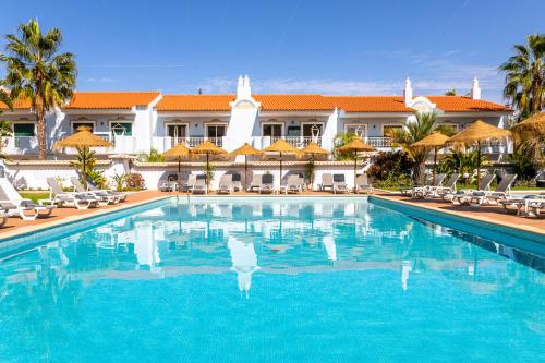 拉戈斯吉拉马尔图李斯特克斯公寓式酒店的度假村前的游泳池
