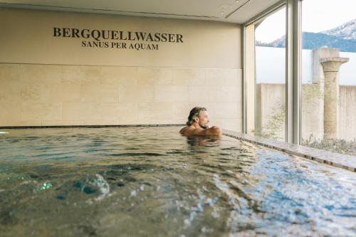 巴德伊舍贡德耐奥克斯酒店的游泳池里的女人
