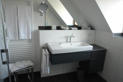 卡尔斯塔特卡尔斯塔特霍夫酒店的一间带水槽和镜子的浴室