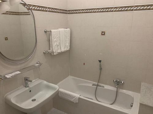 罗马可鲁西迪马耳他酒店的带浴缸、水槽和镜子的浴室