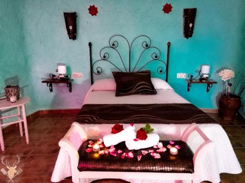 HinojaresCueva La Panadera - CuevasCazorla的一间卧室,床上放着鲜花