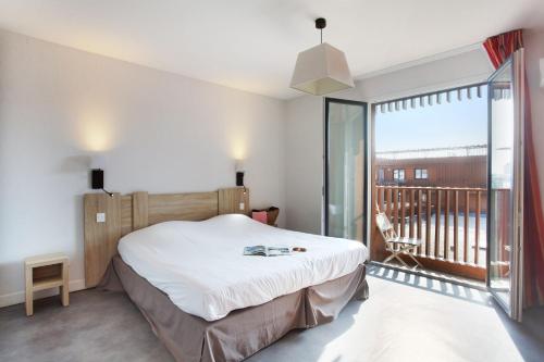 塞特港 阿达力思塔拉吉雅公寓式酒店的一间卧室设有一张床和一个阳台