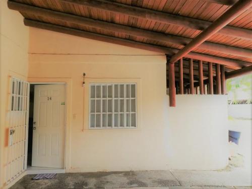 伊斯塔帕Joyas de Ixtapa... ¡El confort de tu Casa Ideal!的一座带木屋顶和门的房子