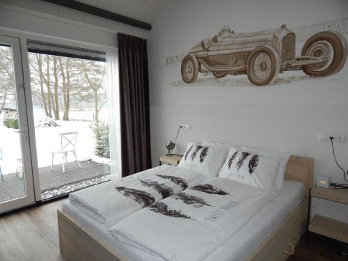 OldebroekB&B Johannesberg的卧室配有一张床铺,墙上挂着一幅汽车照片