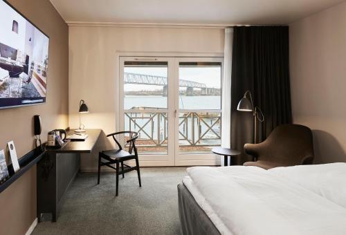 米泽尔法特库格布劳伽登克伦威尔酒店的配有一张床、一张书桌和一扇窗户的酒店客房