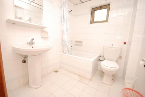 库萨达斯迪亚斯酒店的白色的浴室设有水槽和卫生间。