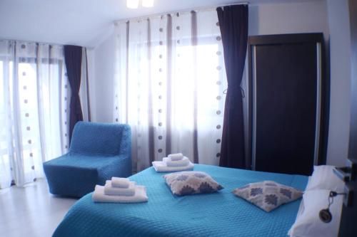 兰卡Cabana Transalpina的一间卧室配有蓝色的床和蓝色椅子