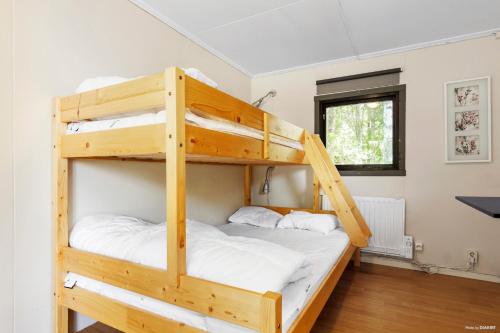 林雪平First Camp Glyttinge-Linköping的客房内的两张双层床