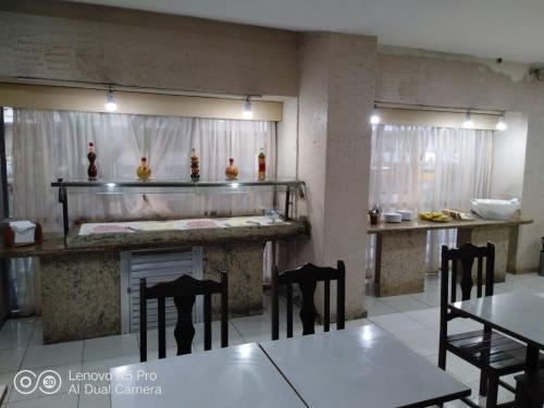 里约热内卢大西洋大道酒店的用餐室配有桌子、椅子、桌子和椅子