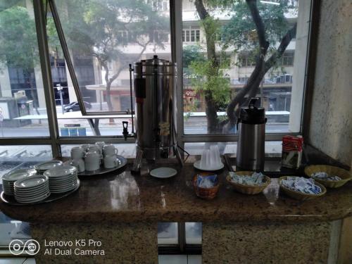 里约热内卢大西洋大道酒店的盘子和杯子的柜台,搅拌机