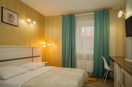 Sloboda ZasluchʼSN Hotel的酒店客房设有床和窗户。