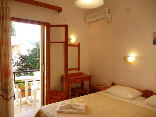 圣佐治欧斯帕贡Giannis的一间卧室配有一张床、镜子和窗户