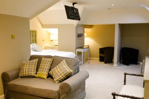 伦敦Prince of Wales - Townhouse的客厅配有沙发和1张床