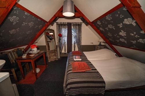 WinkelVeldzicht的小房间,帐篷里配有一张床