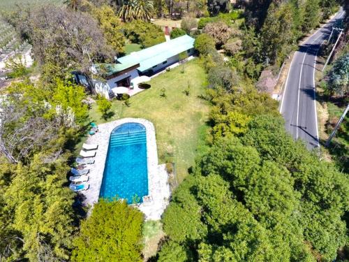 TalaganteThe White House - El Monte RM的享有带游泳池的房屋的空中景致