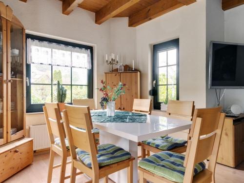 奥尔斯贝格Cosy holiday home in Olsberg with garden的一间配备有白色桌椅的用餐室